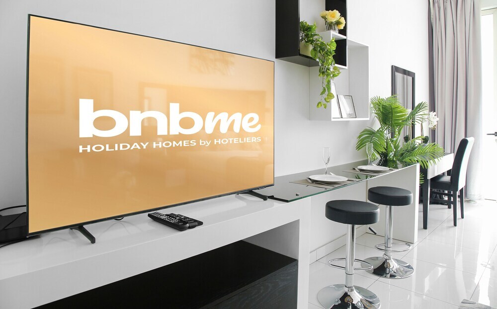 Дубай: Elegant Studio Golf Course View Bnbmehomes