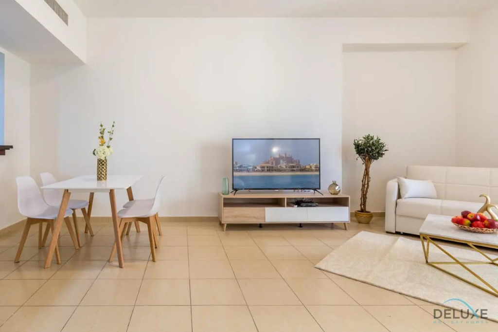 Дубай: Pool Views Studio Minutes Away To Jbr Beach, Rimal 3 by Deluxe Holiday Homes