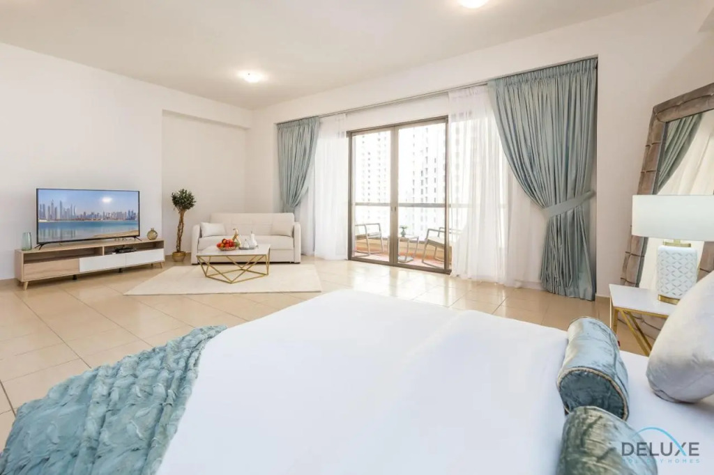 Дубай: Pool Views Studio Minutes Away To Jbr Beach, Rimal 3 by Deluxe Holiday Homes