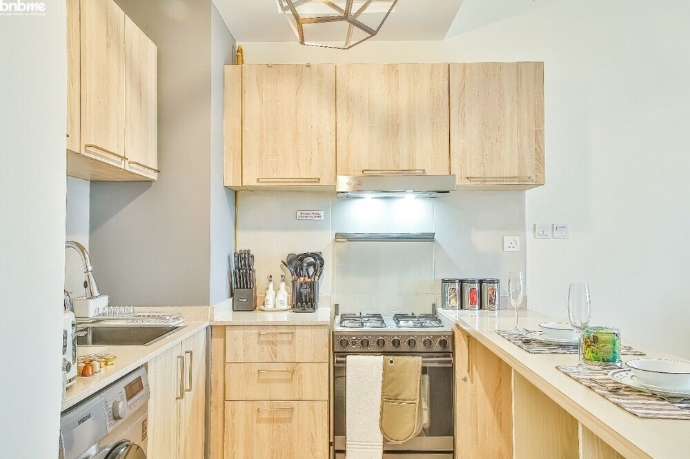 Дубай: Lake View Luxurious Studio- Bnbmehomes - 2606