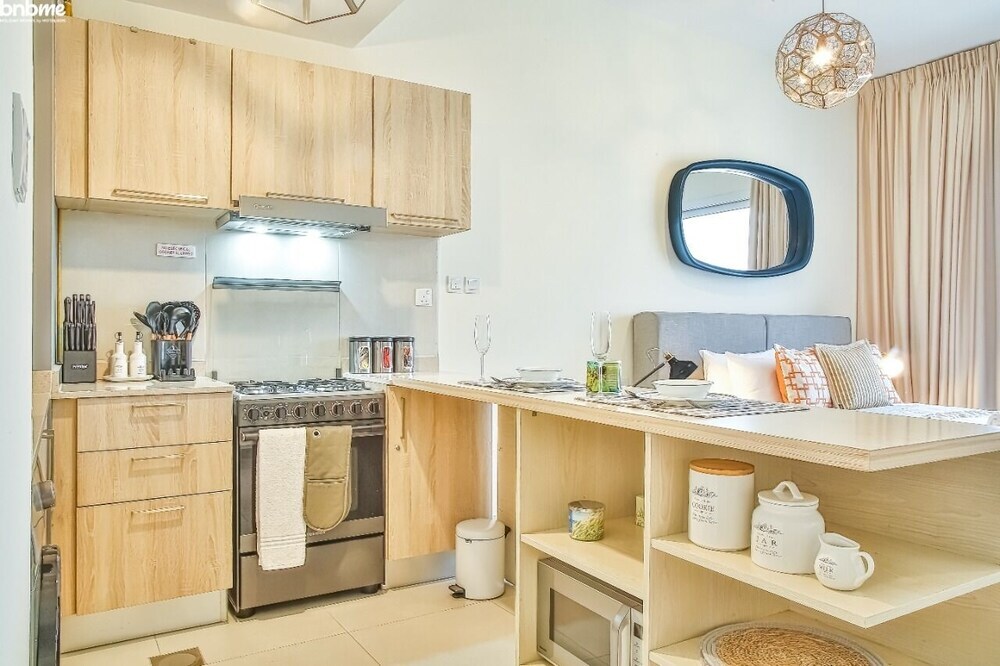 Дубай: Lake View Luxurious Studio- Bnbmehomes - 2606