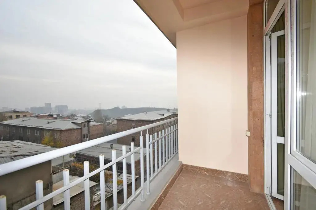 Ереван: Panorama hotel on Baghramyan avenue