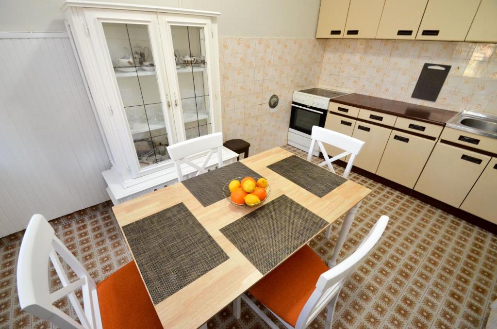 Доброта: Red House Apartment