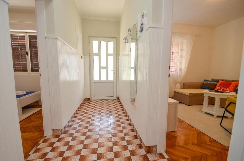 Доброта: Red House Apartment