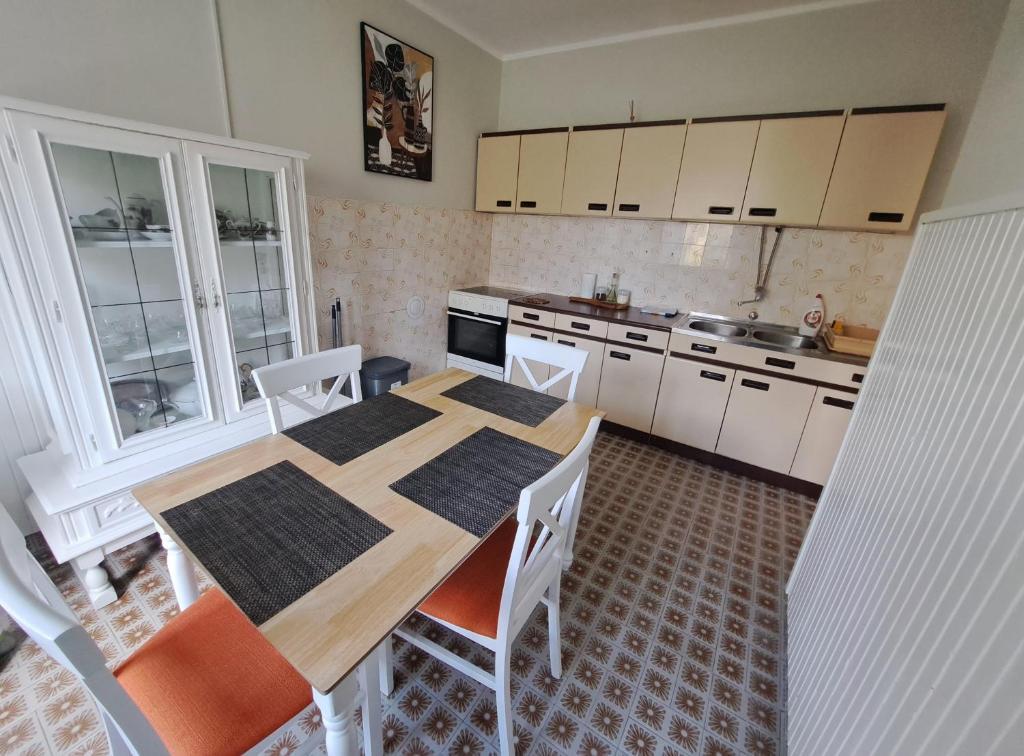 Доброта: Red House Apartment