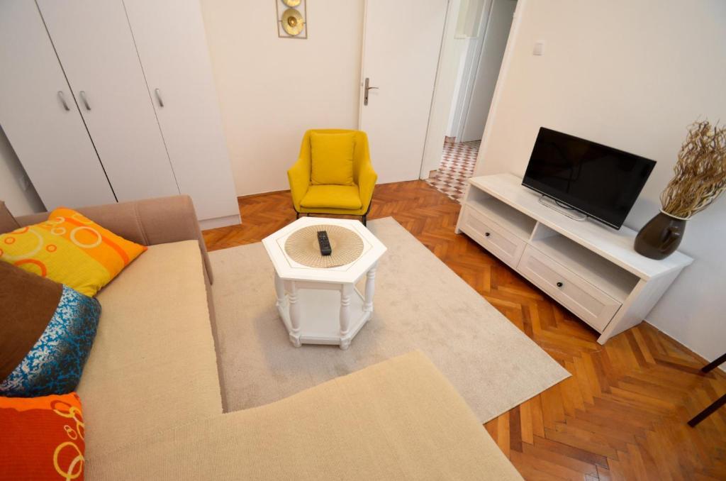 Доброта: Red House Apartment