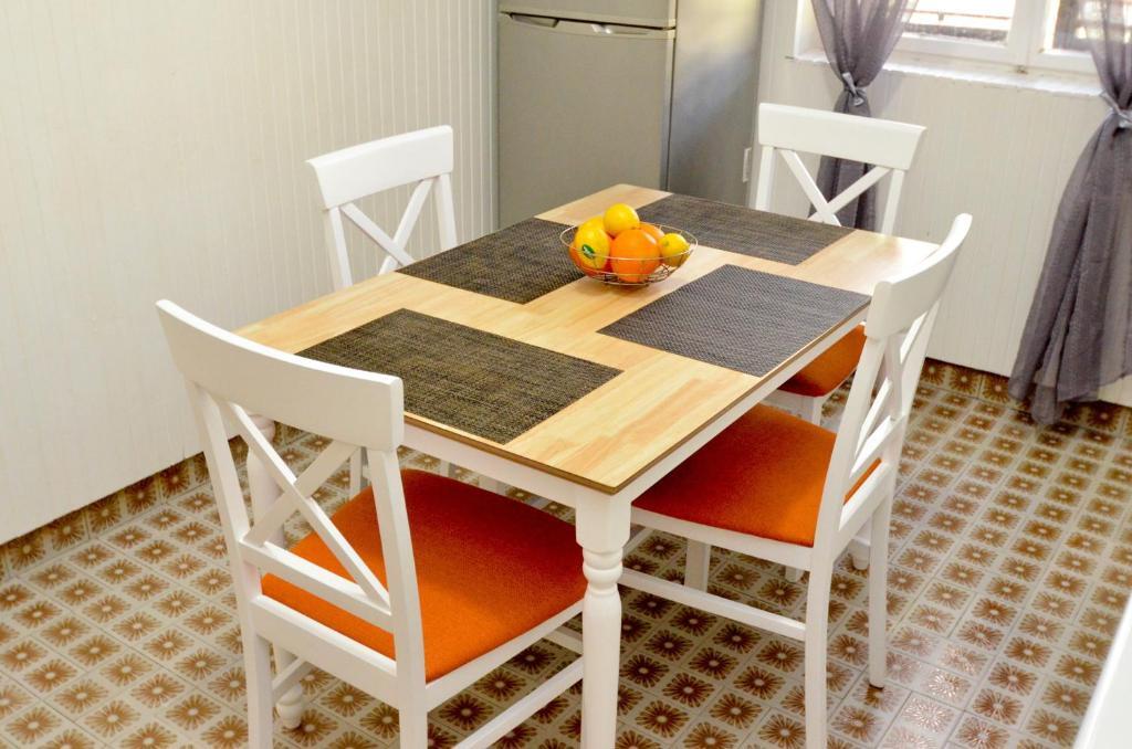 Доброта: Red House Apartment