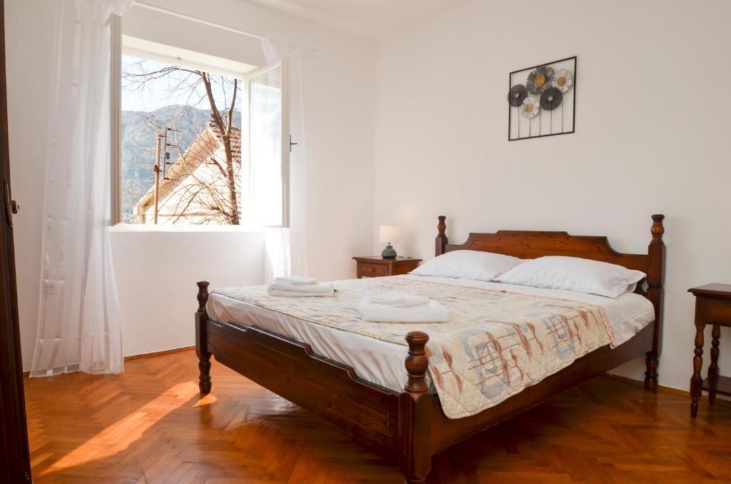 Доброта: Red House Apartment