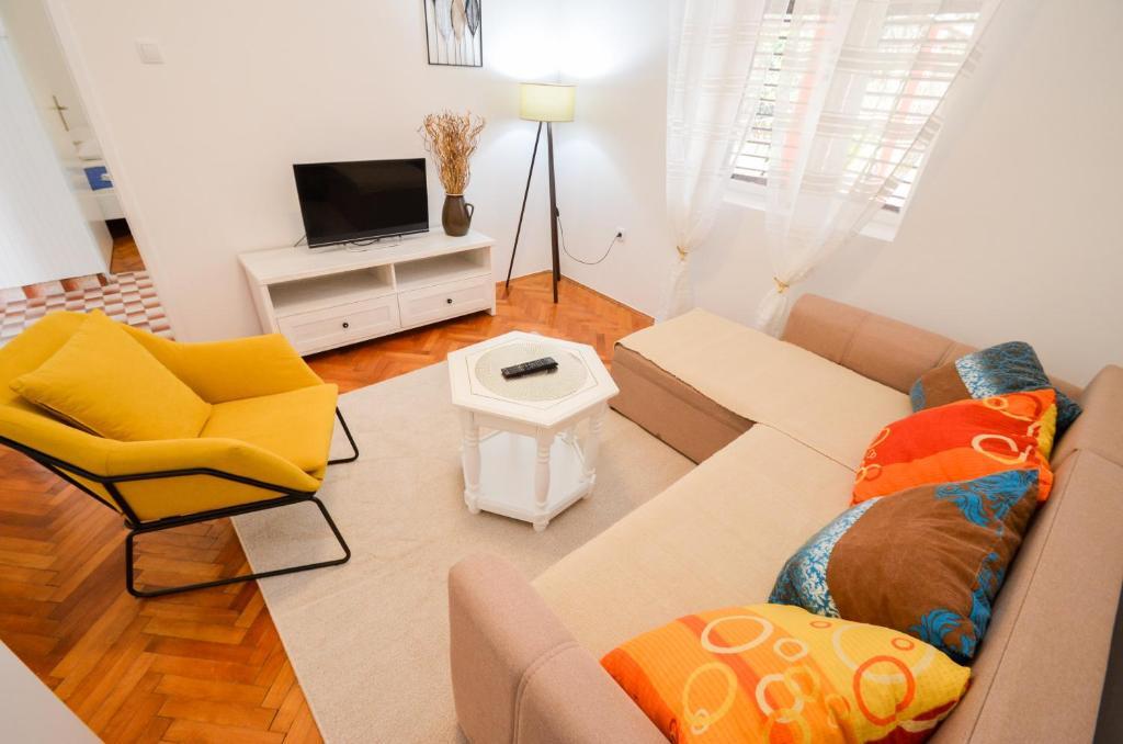 Доброта: Red House Apartment