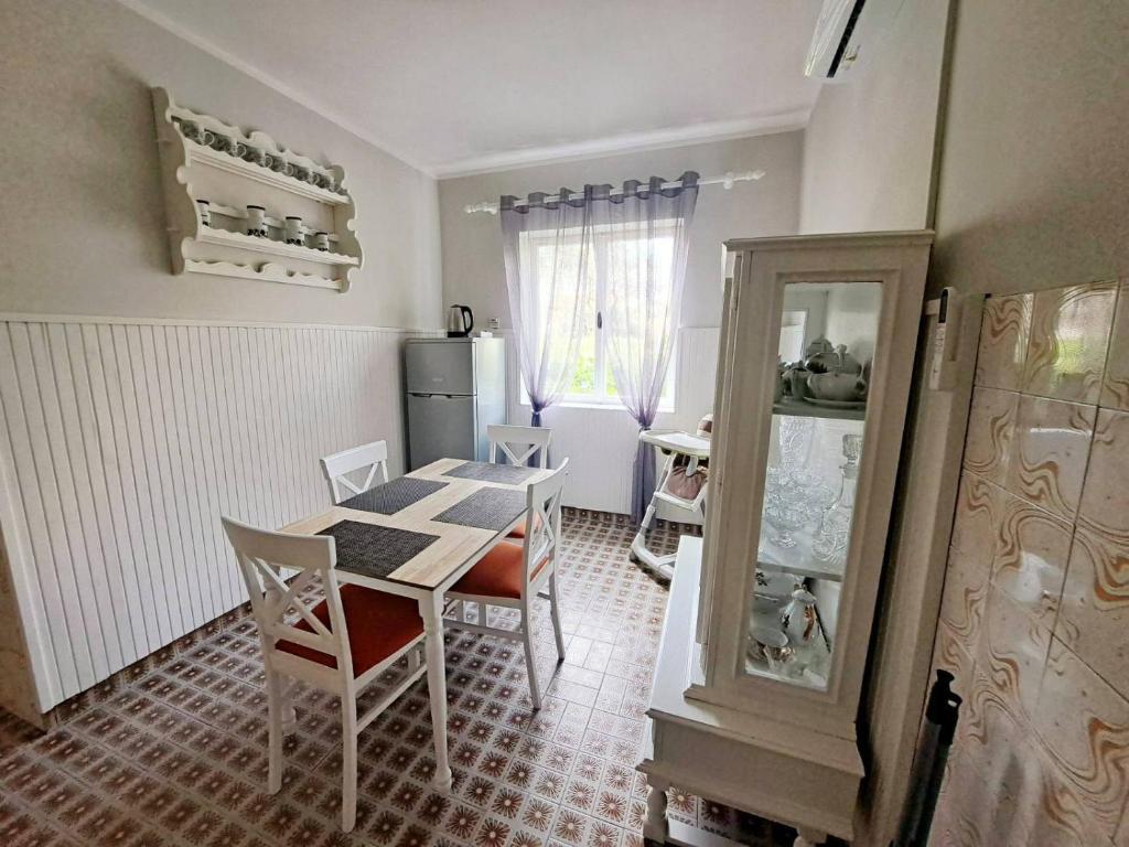 Доброта: Red House Apartment