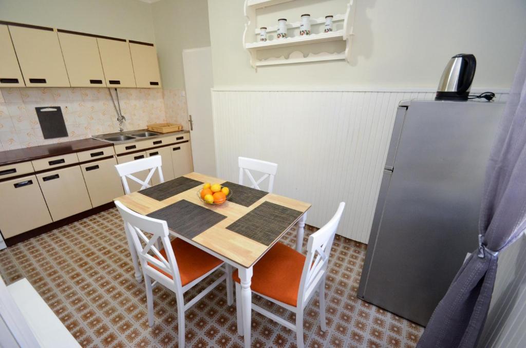 Доброта: Red House Apartment