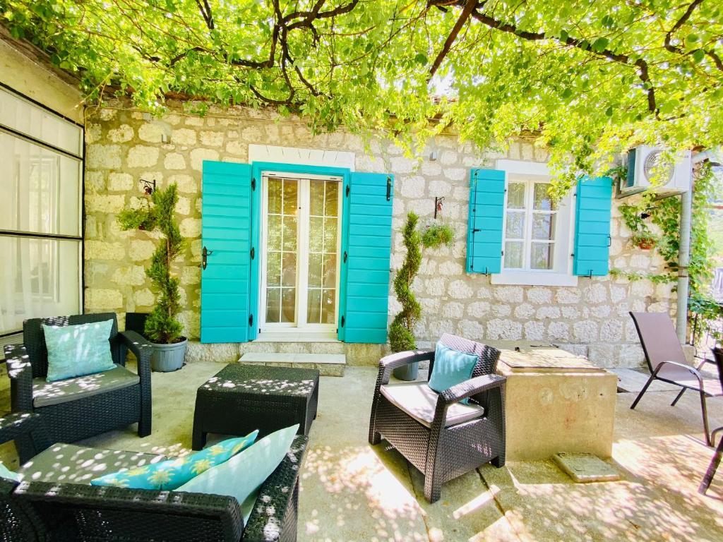 A 100 Years Old Rustic Mediterranean stone house with large terrace — фото 1