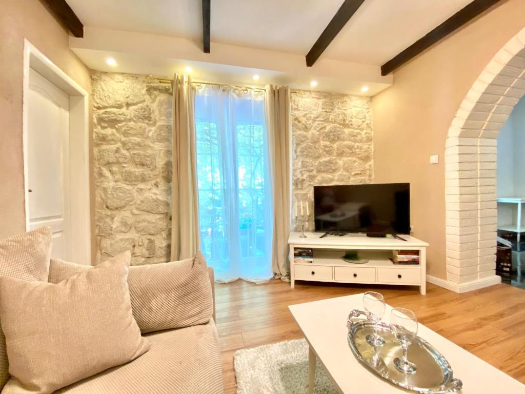 A 100 Years Old Rustic Mediterranean stone house with large terrace — фото 2