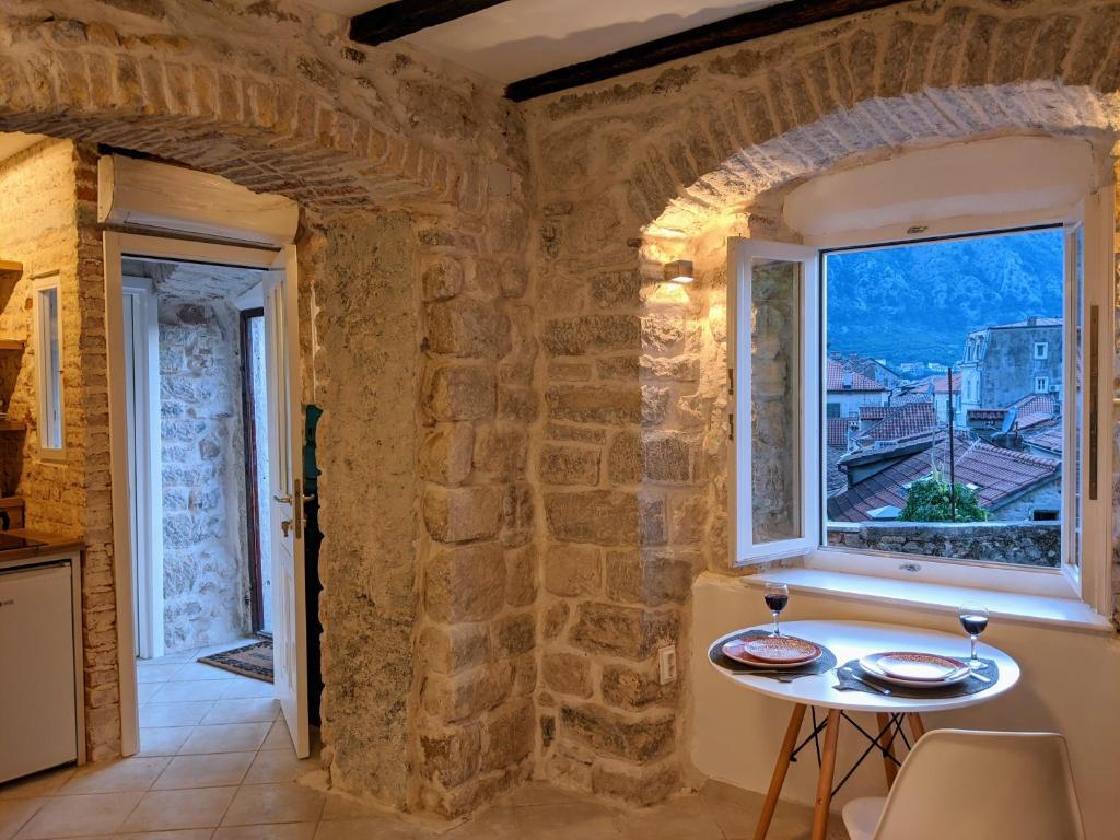 Доброта: Romantic Rooftop View Hideaway- Old Town Nr 404