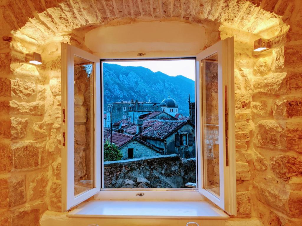 Доброта: Romantic Rooftop View Hideaway- Old Town Nr 404