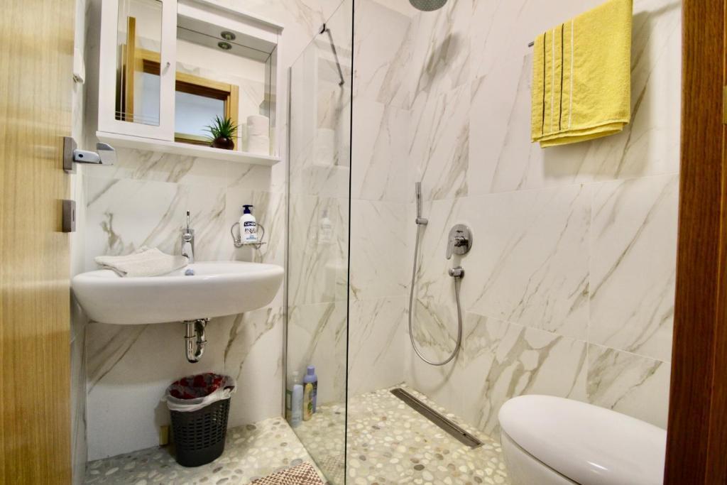 Доброта: 2bd New Dobrota Apt with Bay Views