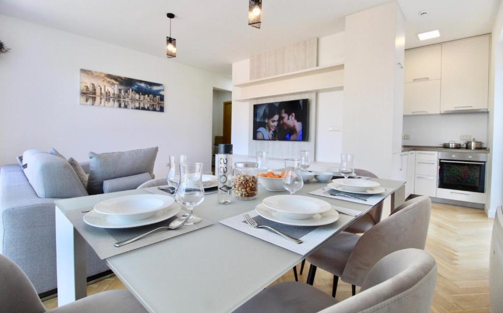 Доброта: 2bd New Dobrota Apt with Bay Views
