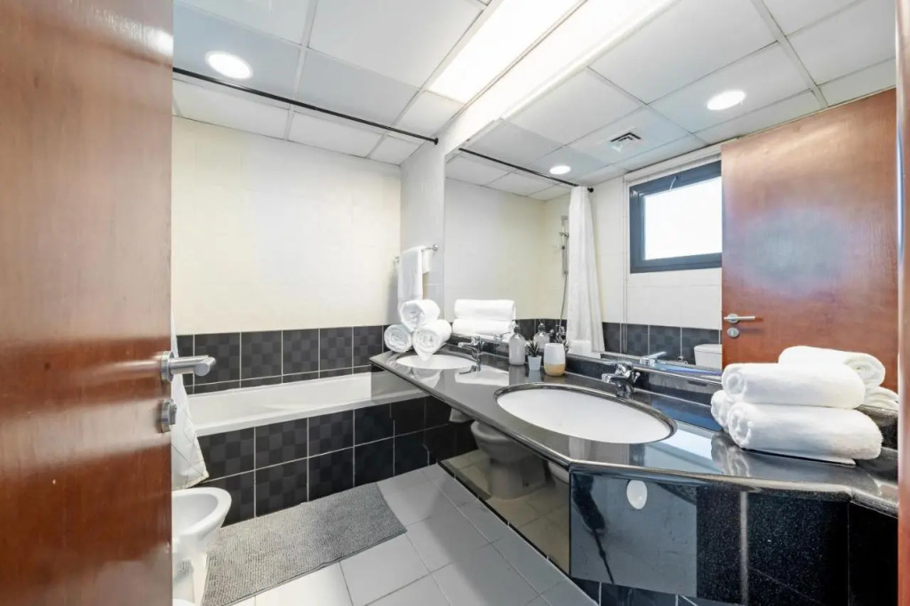 Дубай: Spacious 3br with 180˚ Dubai Marina Views