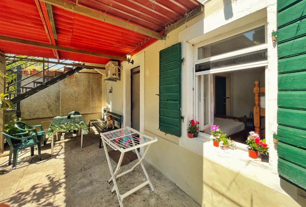 Тиват: 1-bedroom apartment with 3 beds + private parking