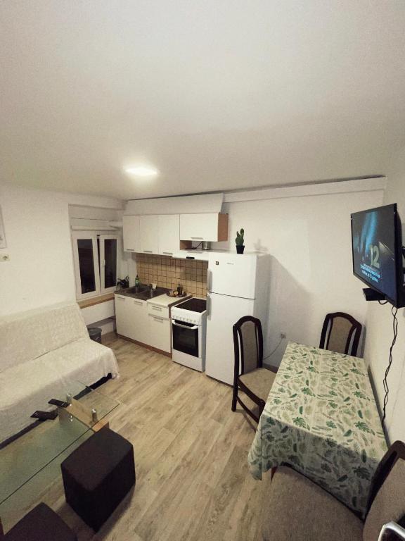 Тиват: 1-bedroom apartment with 3 beds + private parking