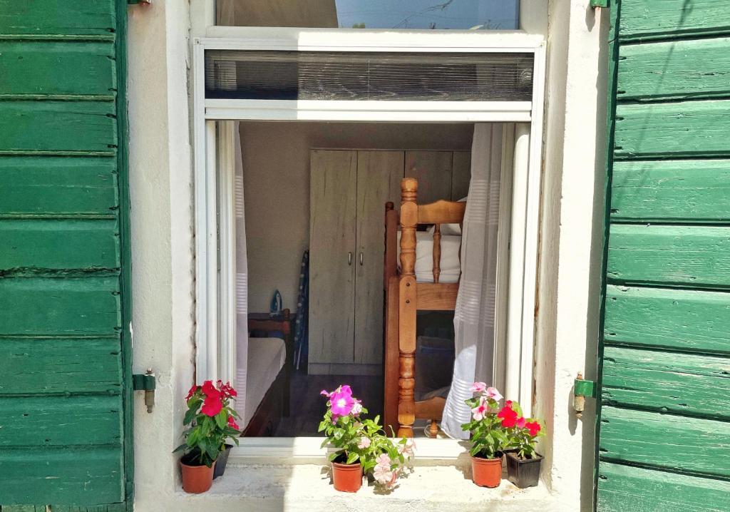 Тиват: 1-bedroom apartment with 3 beds + private parking