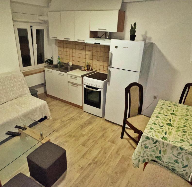 Тиват: 1-bedroom apartment with 3 beds + private parking