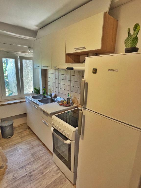 Тиват: 1-bedroom apartment with 3 beds + private parking