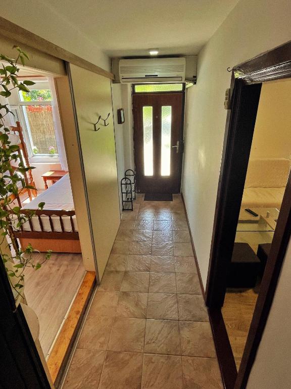 Тиват: 1-bedroom apartment with 3 beds + private parking