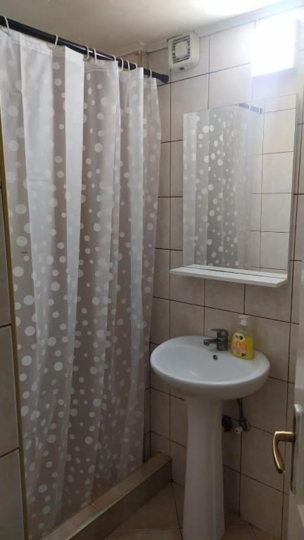 Тиват: 1-bedroom apartment with 3 beds + private parking
