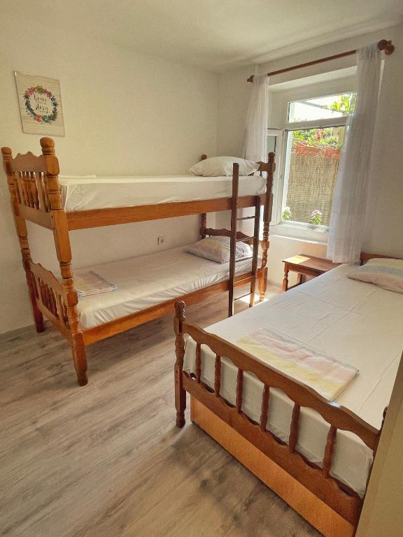 Тиват: 1-bedroom apartment with 3 beds + private parking
