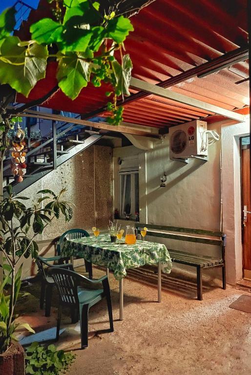Тиват: 1-bedroom apartment with 3 beds + private parking