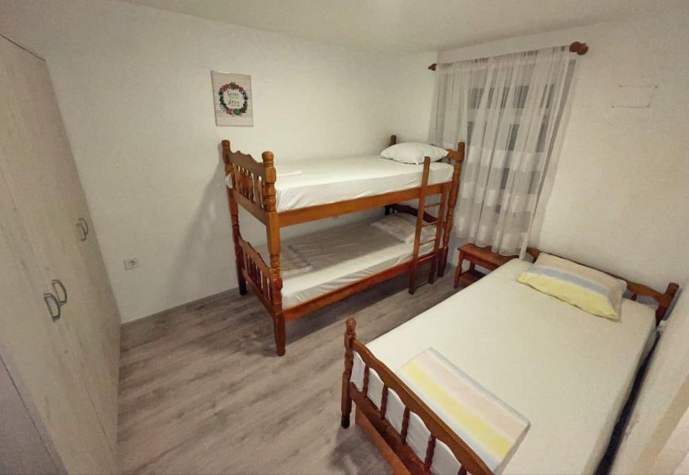 Тиват: 1-bedroom apartment with 3 beds + private parking