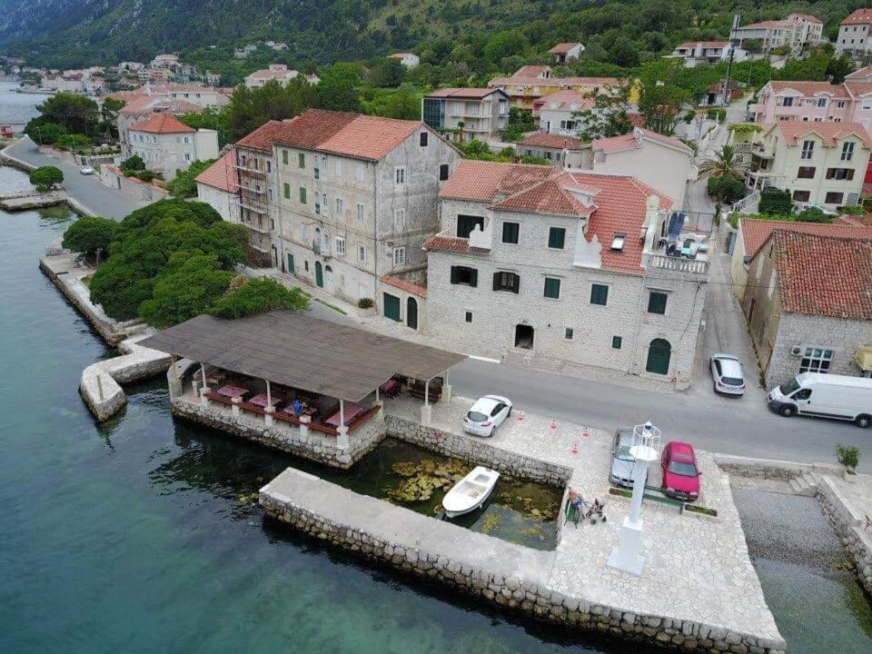 Доброта: Apartments with sea view in Prcanj