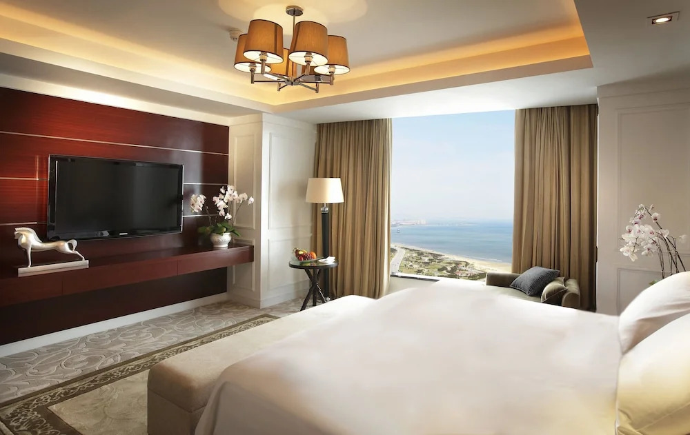 Яньтай: Crowne Plaza Yantai Sea View Yantai