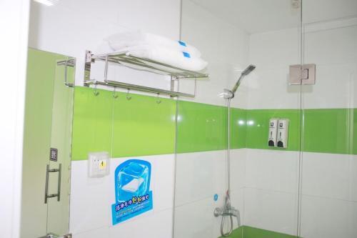 Янгиианг: 7 Days Inn Yangjiang Yangdong Time Square Shopping Mall Branch