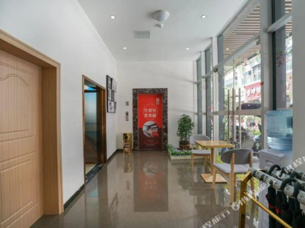 Наньчун: JUN hotels (Yilong Gaolu)