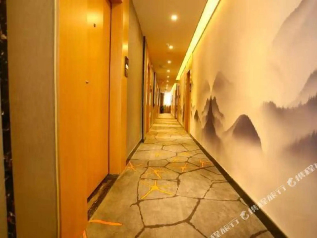 Наньчун: JUN hotels (Yilong Gaolu)