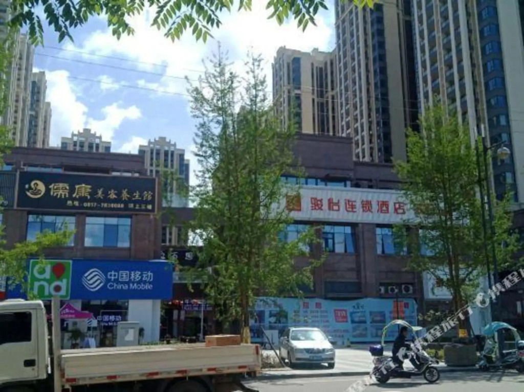 Наньчун: JUN hotels (Yilong Gaolu)