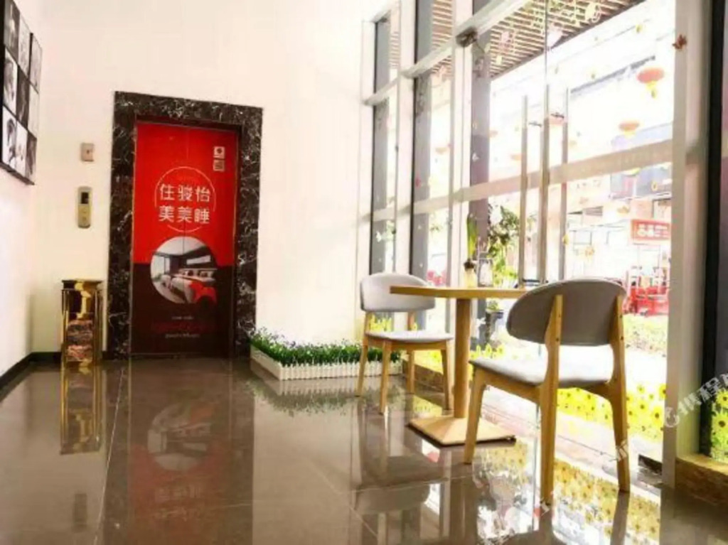 Наньчун: JUN hotels (Yilong Gaolu)