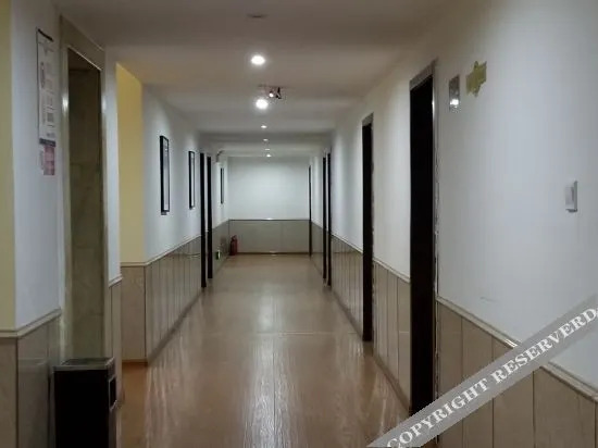 Аньцин: Yuexi Fengrun Business Hotel