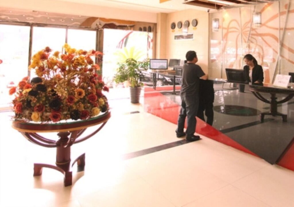 Нанкин: VX Nanjing South Railway Station Daming Road Subwa