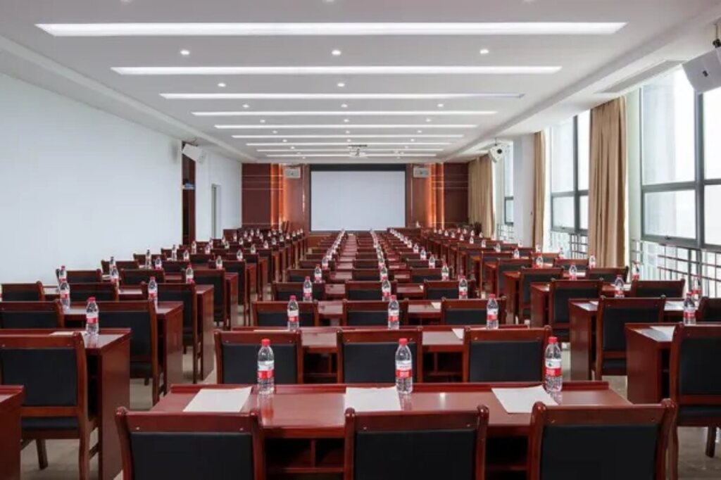 Хойчжоу: Vienna Hotel (Huizhou Boluo High Speed Rail Central Bus Station Hotel)