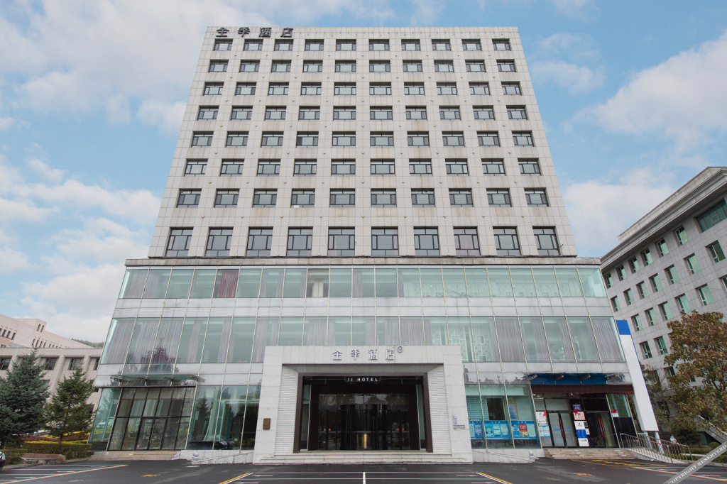 All season Hotel (Baishan City Government) — фото 1