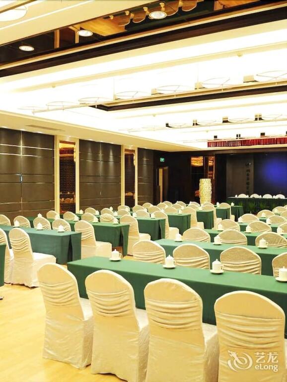 Яньтай: Yantai Celebrity Hotel