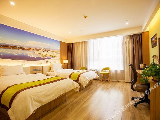 Синин: Five Funny Heart Hotel