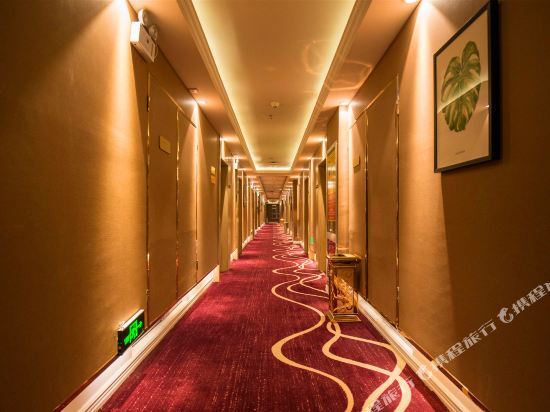Синин: Five Funny Heart Hotel
