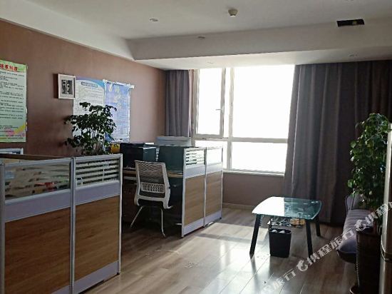 Синин: Five Funny Heart Hotel