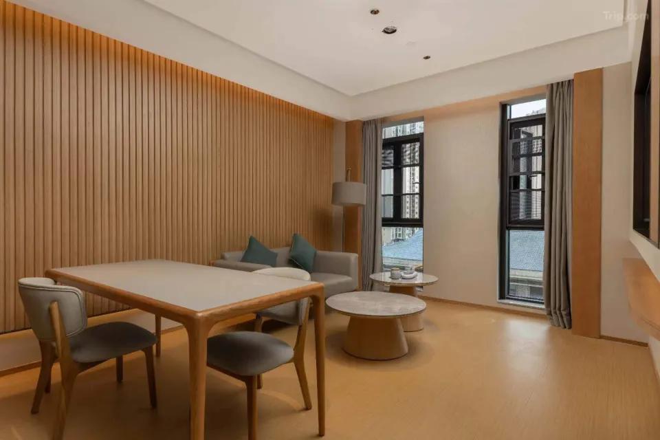 Чунцин: All Seasons Hotel (Chongqing Happy Valley Longhu Lijiatian Street)