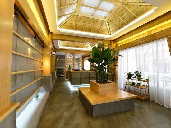 Лишуй: Cloud Hening and Manhua Hotel