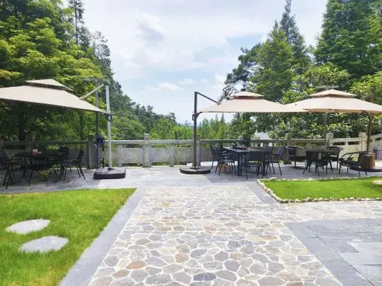 Хэнъян: Mingjing Mountain House on the halfway of Hengshan Mountain
